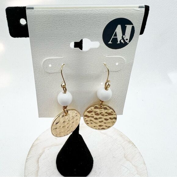 New A&I Hammered Gold Disc White Beaded Dangle Drop Earring - Picture 1 of 4